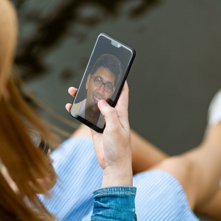 mockDrop_Smartphone in right hand